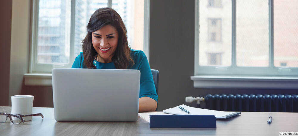 Une femme consulte le site de Fnac Darty Pro